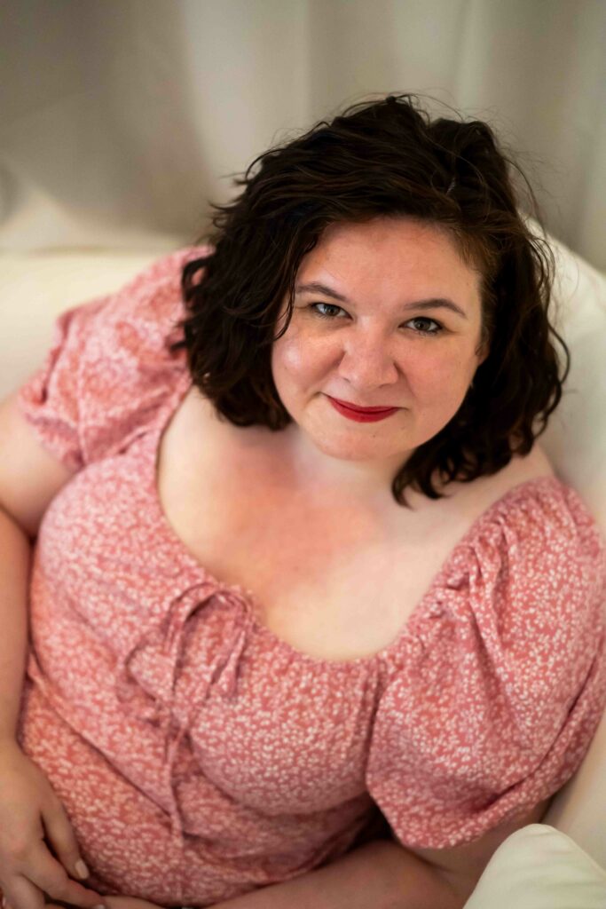 Portrait de Maureen, fondatrice de Parenthée, regardant vers l'objectif pour présenter son activité de Baby Planner à Caen.